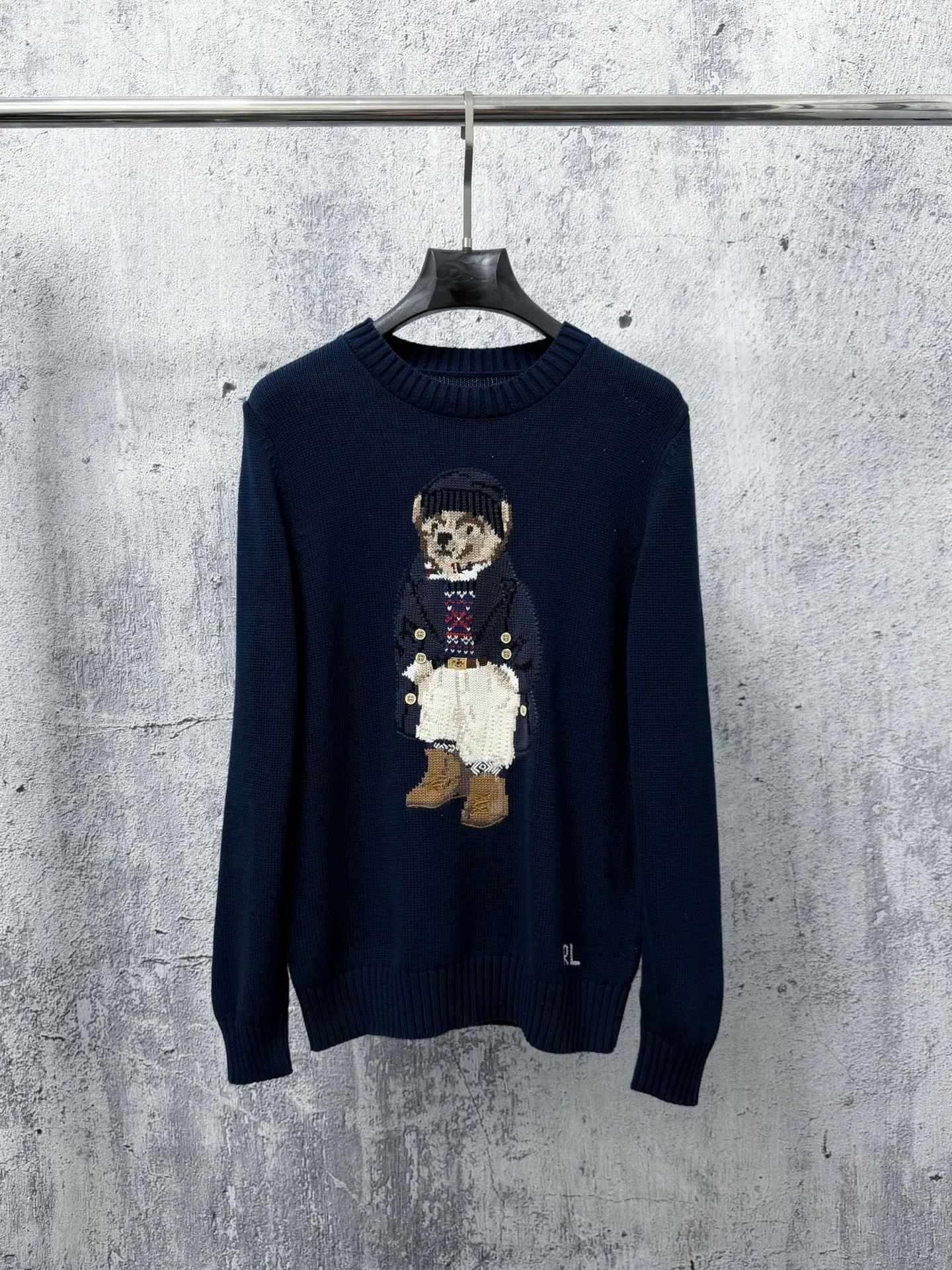 (Original women's model) Ral Lauren Spring 26 lo Bear loose cotton crew neck sweater Bear Series bear embroidery Brown wears a bear with three-dimensional bear embroidery, childlike and elegant. Round neck design + wide threaded hem and cuffs with exquisite details. There is an "RL" logo on the left hem. It can be easily matched with high-waisted pants or skirts for commuting, dating, and leisure. You can switch between college style or retro style at will. College style jacket bear sweater♥️Classic H loose version The texture of imported cotton yarn is incomparable, the three-dimensional bear embroidery process, the pure hand-made cross-stitch method LP letters, the childlike high-end Retro casual style, a must-have for quality control! Size：S-L